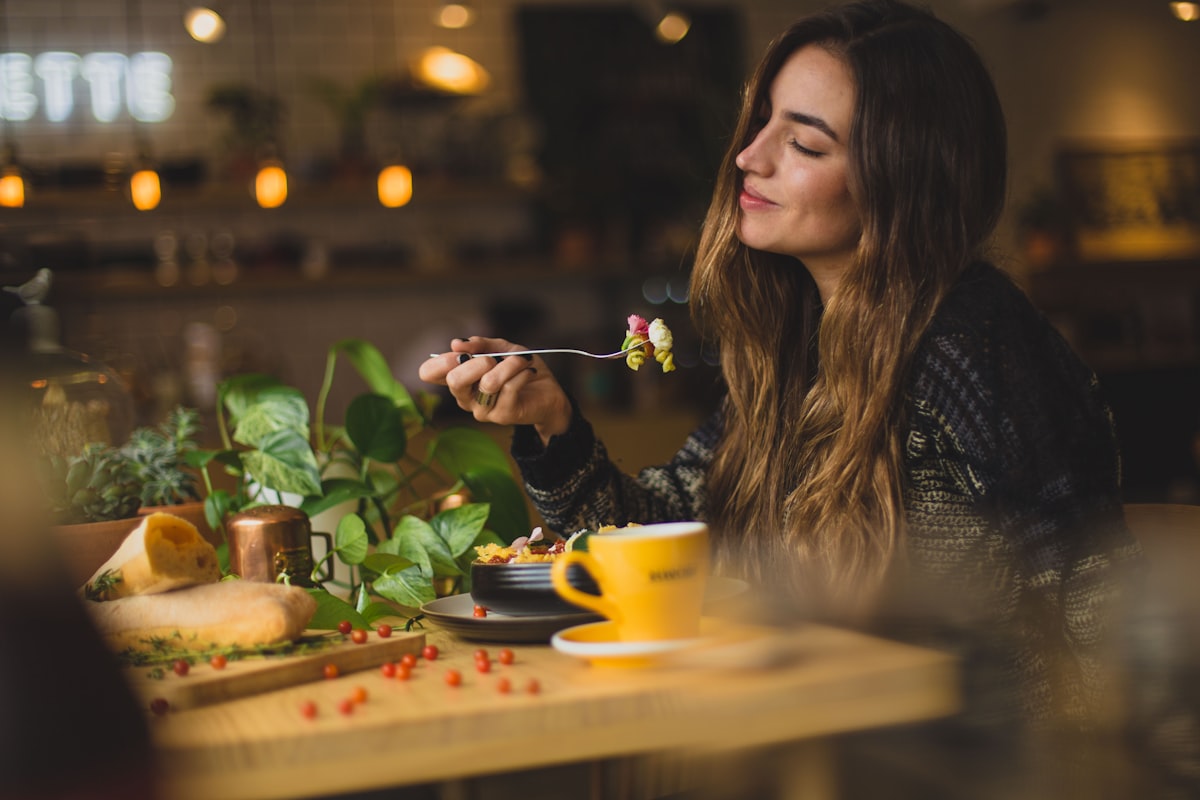 Cocina saludable con ingredientes frescos y coloridos