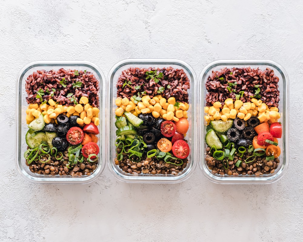 Ensalada verde con quinoa y vegetales frescos